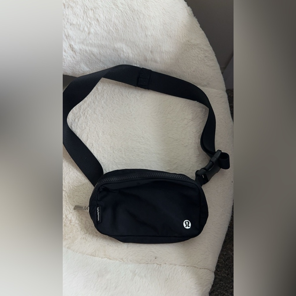 black lululemon belt bag